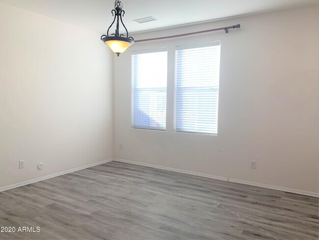 Foto del edificio - 1135 W Caroline Ln