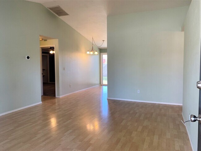 Foto del edificio - Charming 3 bed 2 bath home in a quiet Boise Neighborhood just off Glenwood and Hill Rd.