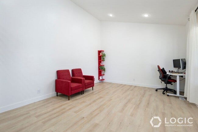 Building Photo - Beautiful Spacious Home with a Fully fence...