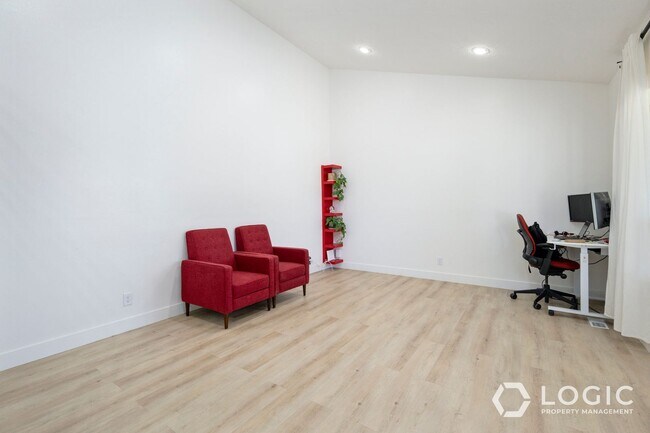 Foto del edificio - Beautiful Spacious Home with a Fully fence...
