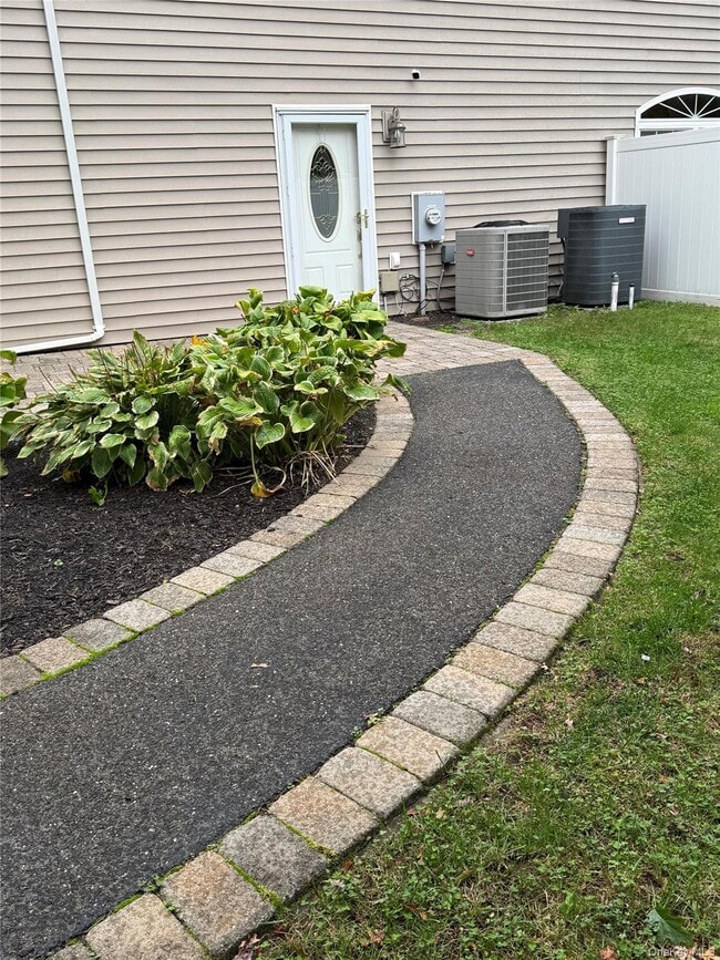 Building Photo - 38 Chelsea Dr