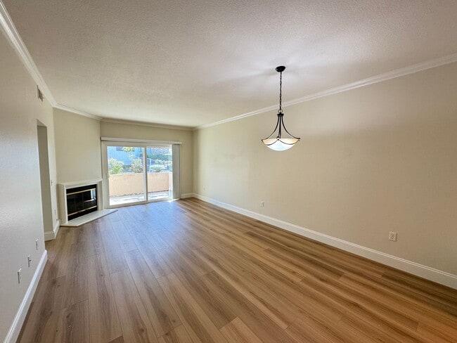 Foto del edificio - Immaculate 2Bd/2Ba Condo w/Brand New Floor...