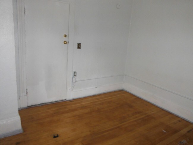 Building Photo - U-District Studio