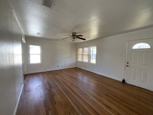 Building Photo - **Coming Soon!** 2 Bedroom 1 Bath with Det...
