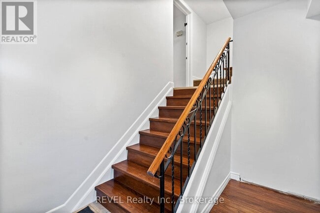 Building Photo - 462 Carlton St