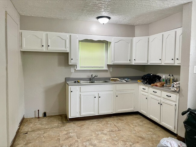 Building Photo - 687 Storer Ave