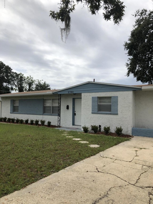 Building Photo - 5780 Cedar Forest Dr S