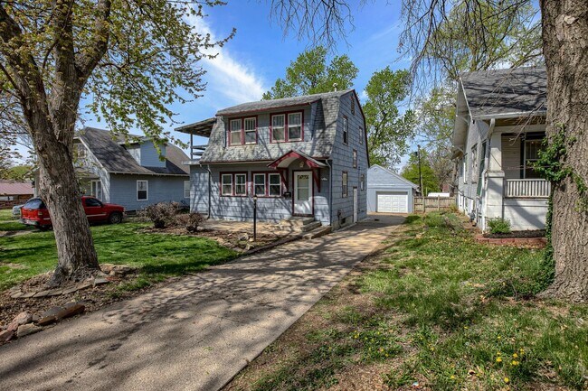 Building Photo - 6 Month Lease! 3Bed 2Bath with 3 Stall Gar...