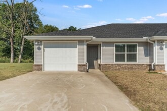 Building Photo - 640 Hidden Springs Dr