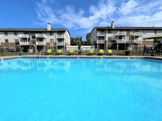 Disfruta de una cálida Day Out junto a la piscina. - Eastland Apartments