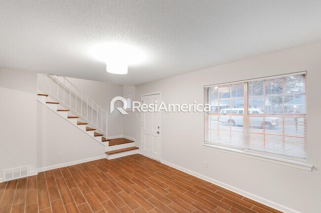 Building Photo - Beautiful 4bed /2 bath home with large yard