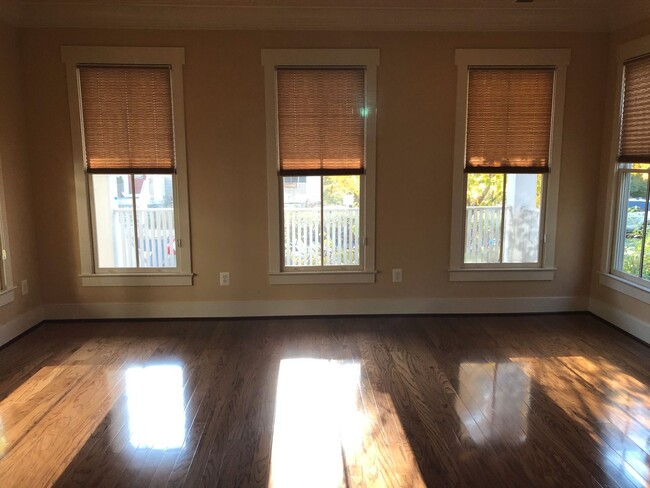 Building Photo - Well Appointed Luxury Townhome with 2 Car ...