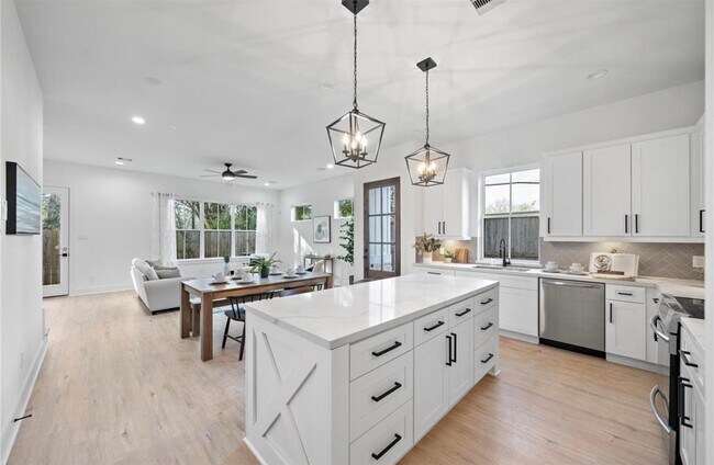 Foto del edificio - 6404 Highland Pine Ln