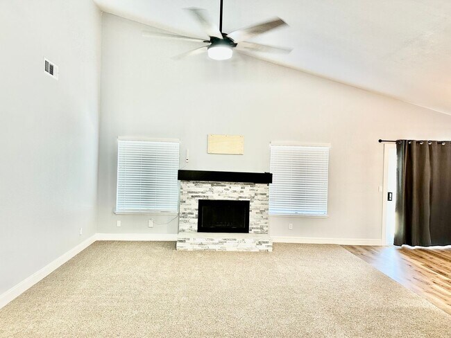 Foto del edificio - Fully Remodeled 3/2 in Northwest Fresno