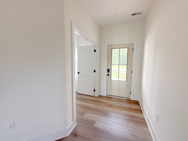 Foto del edificio - Luxury 3-Bedroom Home with Office, 2-Car Garage & Maintenance-Free Living