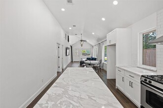 Building Photo - 3211 Cochran St