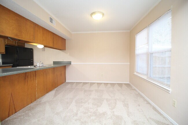 Building Photo - 2-Story Northpointe Home Near UWF, Hospitals, I-10 & Shopping – Spacious Primary Suite, Open Kitc...