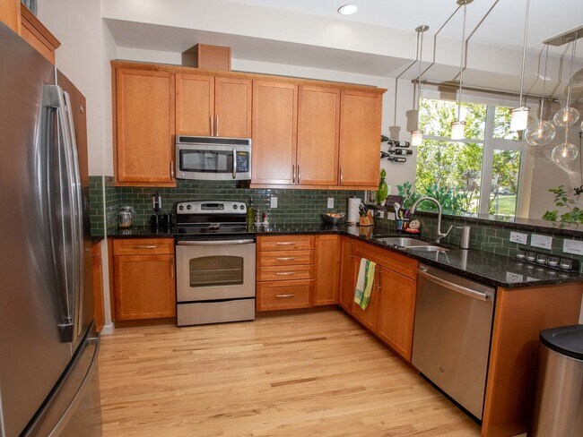 Building Photo - Modern, end unit Townhome in North Boulder...