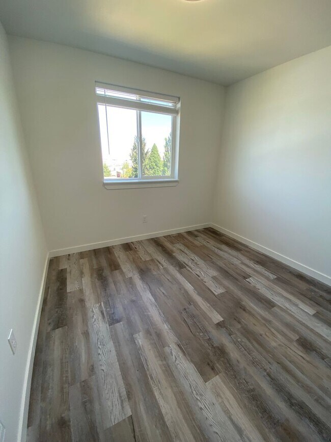 Foto del edificio - 2619 E 14th St. Duplex