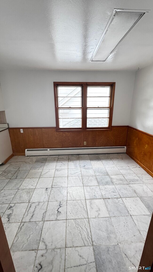 Building Photo - 156 Putnam Ave