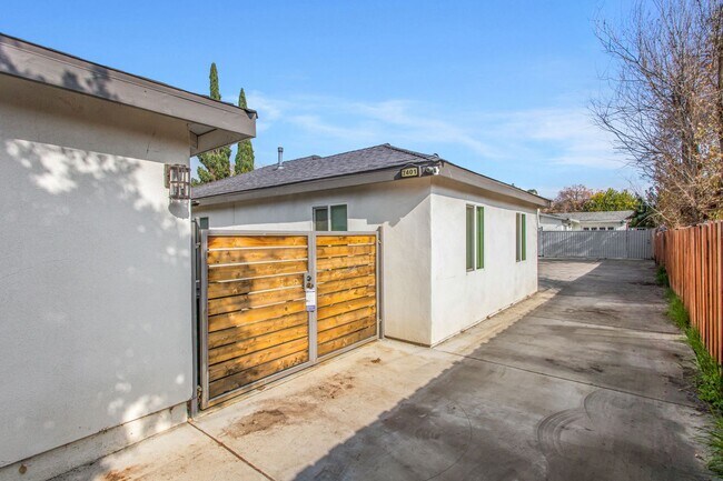 Building Photo - 7401 Valaria Dr