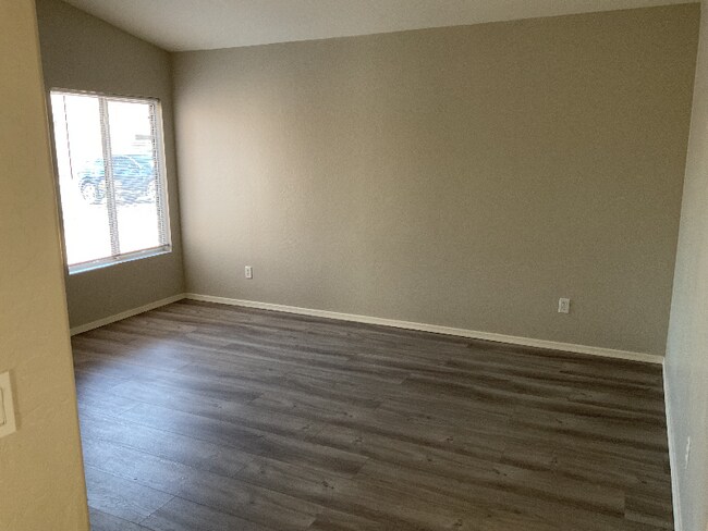 Foto del edificio - 13001 N Cesar Chavez Dr