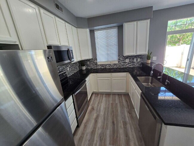 Foto del edificio - "Charming 3-Bed Townhouse Retreat in North...