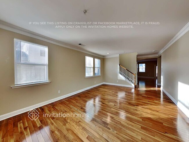 Foto del edificio - 380 Roseglen Dr NW