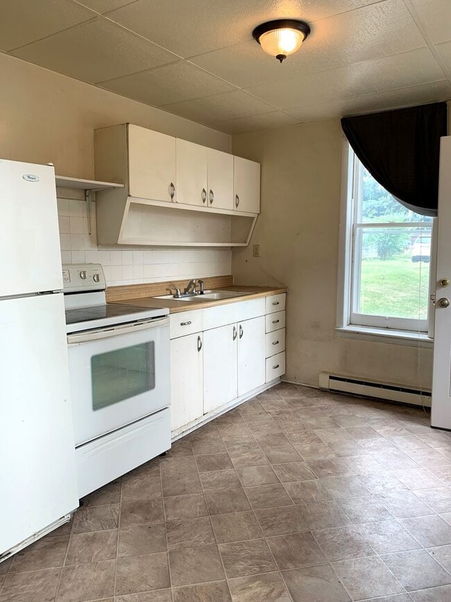 Building Photo - Two story, 1 bed/1 bath duplex