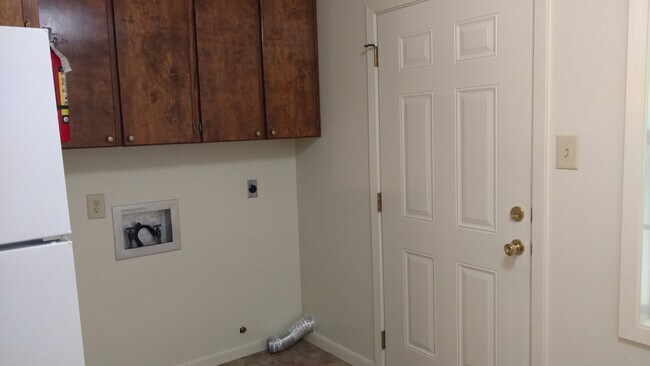 Washer/dryer hookups. - 105 Debra Ln