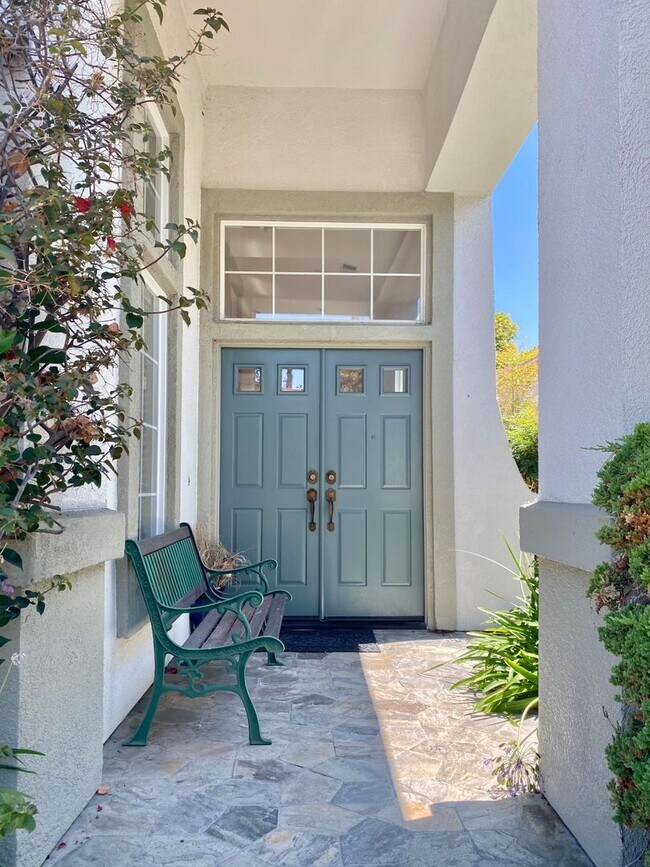 Building Photo - Gorgeous 4 bed 4 Bath home with enclosed L...