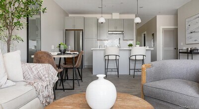 Building Photo - 7 Hudson W Dr