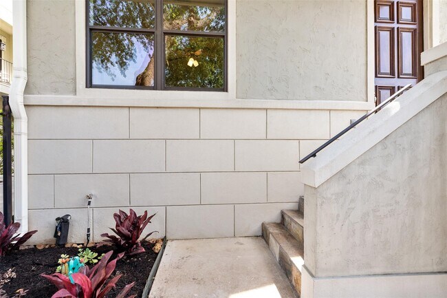 Building Photo - 1320 W 25th St