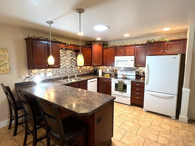 Building Photo - Pet Friendly 3 Bed 2 Bath Single Level Con...