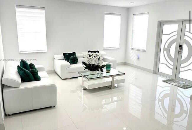 Foto del edificio - FOR RENT