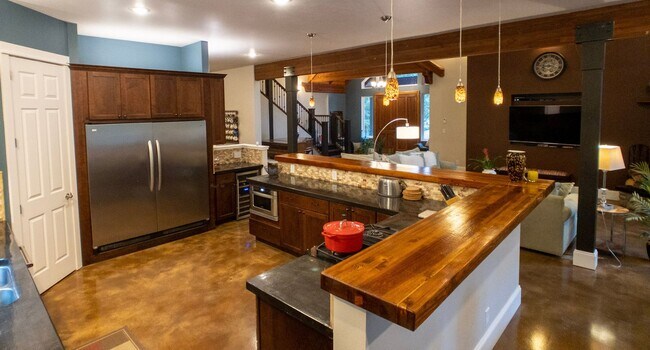 Foto del edificio - Stunning one of a kind custom Poulsbo home!