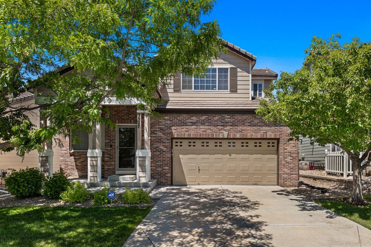 Foto principal - Spacious Home With Two Car Garage and Cent...