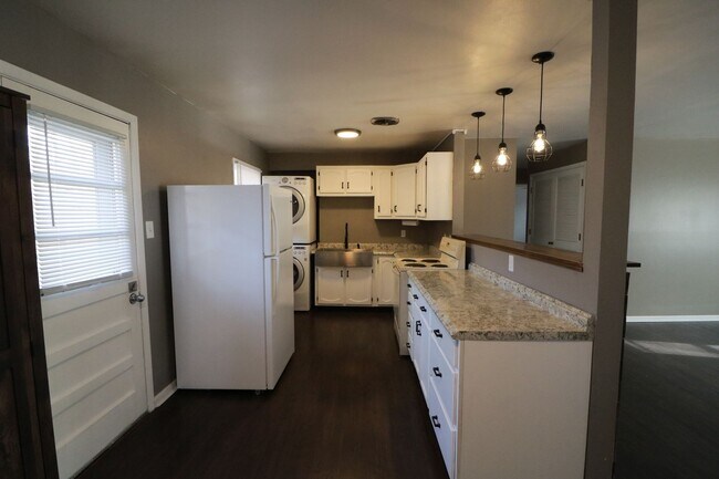 Foto del edificio - Awesome 4 bedroom home located just a short walk from Campus and Bill Snyder Family Stadium!