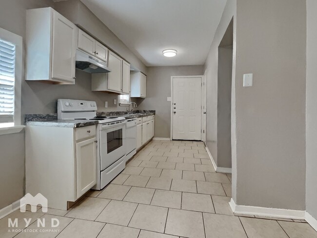Building Photo - 1302 Cardinal Dr