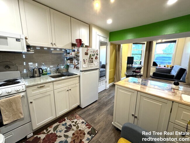 Building Photo - 482 Beacon St