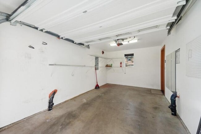 Building Photo - 3 bedroom in Seattle WA 98117