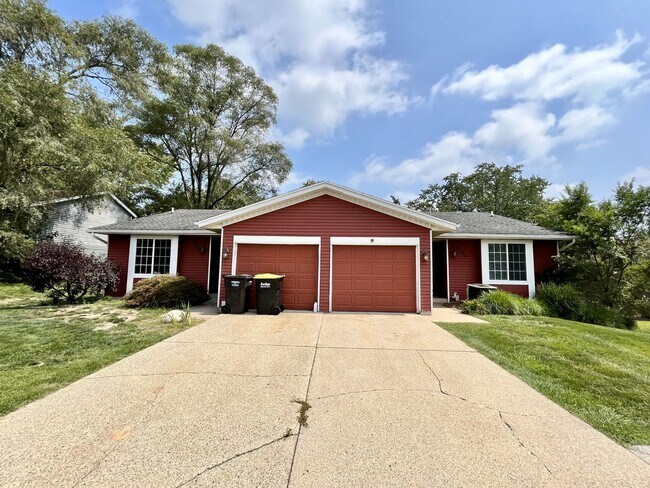 Foto del edificio - Four Bedroom Duplex in Kentwood - $400 OFF your 1st Month, Move-in by 2/15/26