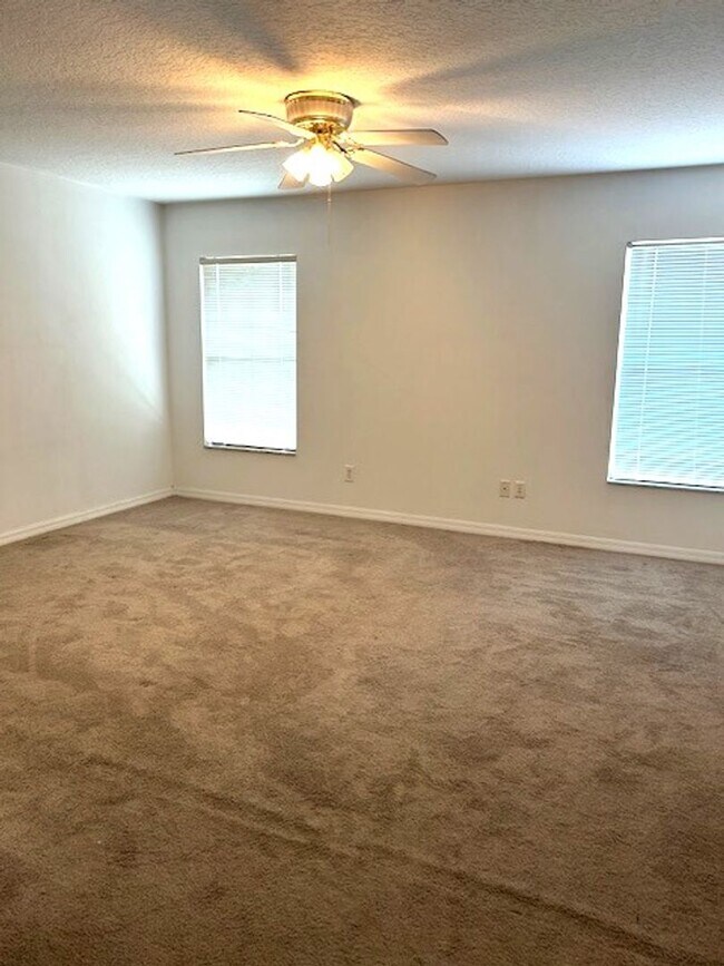 Building Photo - 3 bedroom, 2 bath home
