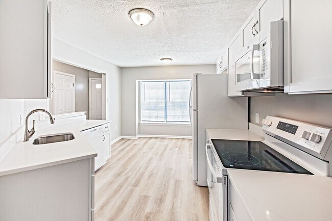 Foto del edificio - 2 bedroom, 2.5 bath end unit townhome in Newark