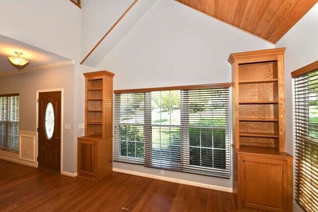 Building Photo - 225 Willow Trace Ct
