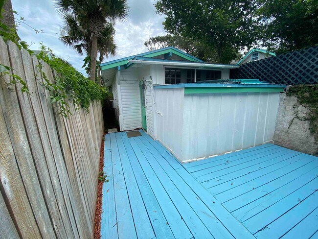Building Photo - Beautiful large studio 2 blocks from the b...