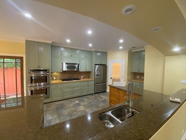 Building Photo - South Redondo - Spacious 4 Bedroom 4.5 Bat...
