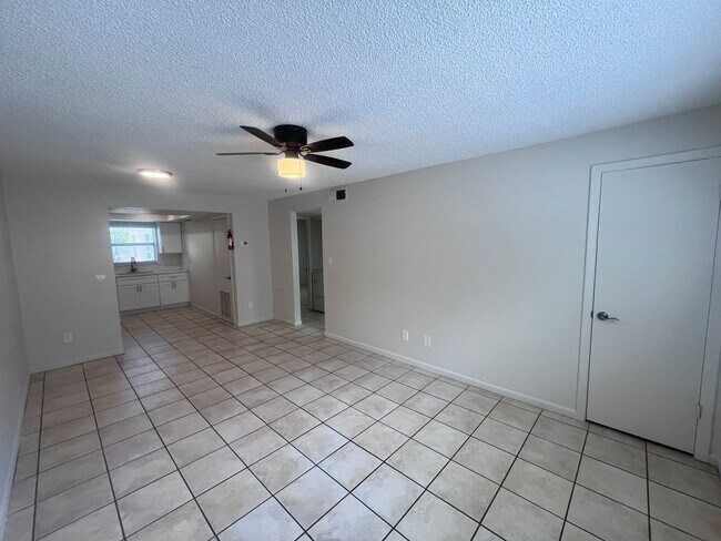 Foto del edificio - 7108-7108 S Kissimmee St