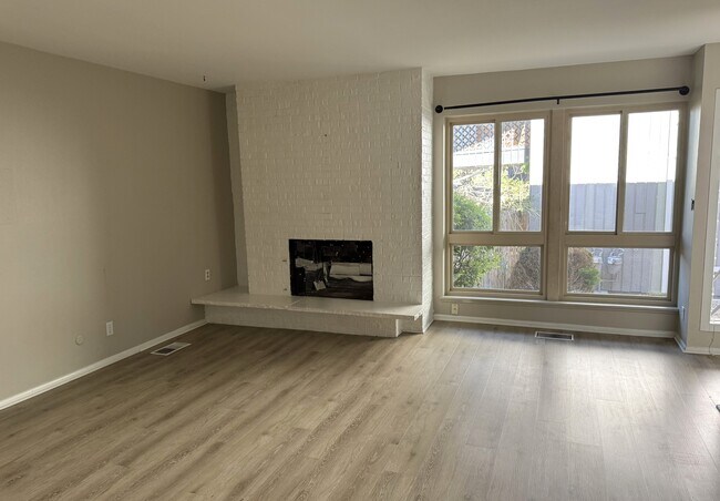 Foto del edificio - 6495 E Happy Canyon Rd