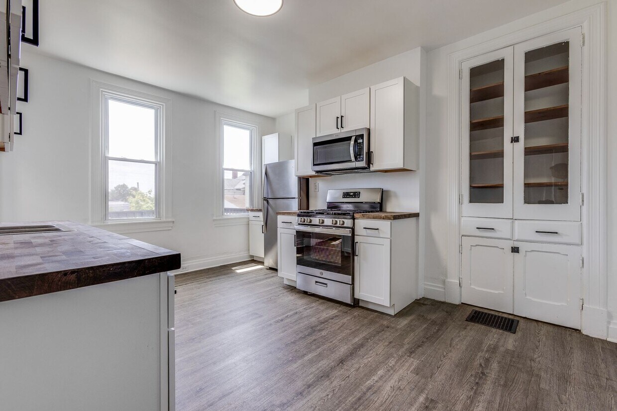 AVAILABLE NOW - Beautifully RENOVATED 3 Bedroom Home w/ TONS of Natural Light! - AVAILABLE NOW - Beautifully RENOVATED 3 Bedroom Home w/ TONS of Natural Light!